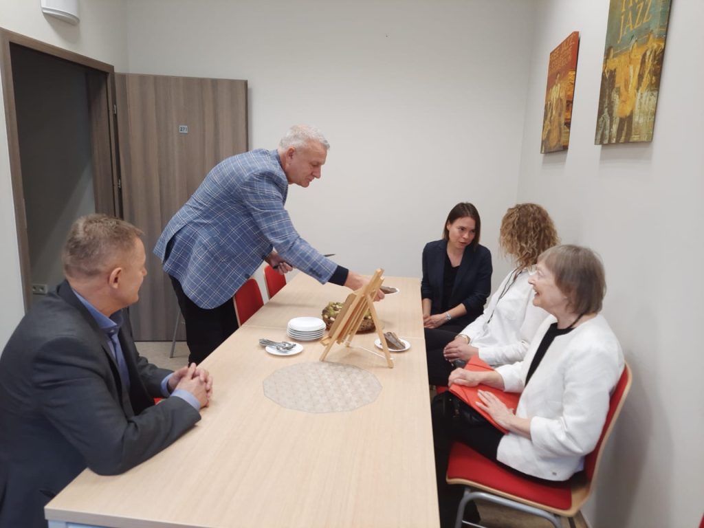 5cf8ce4e-fc13-4b53-b484-eda0fae31be5