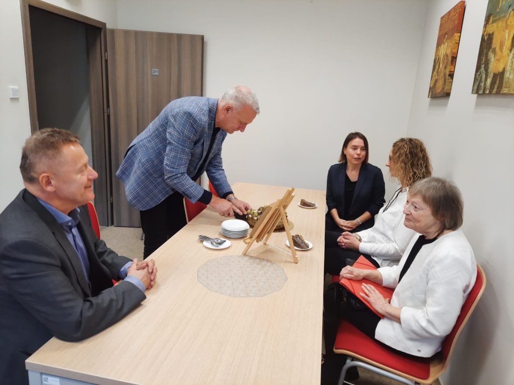 7c8cb184-1405-4c5e-895e-7dd19f1d258b