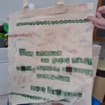 Zdjęcie nr 4: Na zdjęciu torba lniana, wykonana przez jedną z uczestniczek warsztatów "Twórz i powtarzaj" za pomocą techniki linorytu.